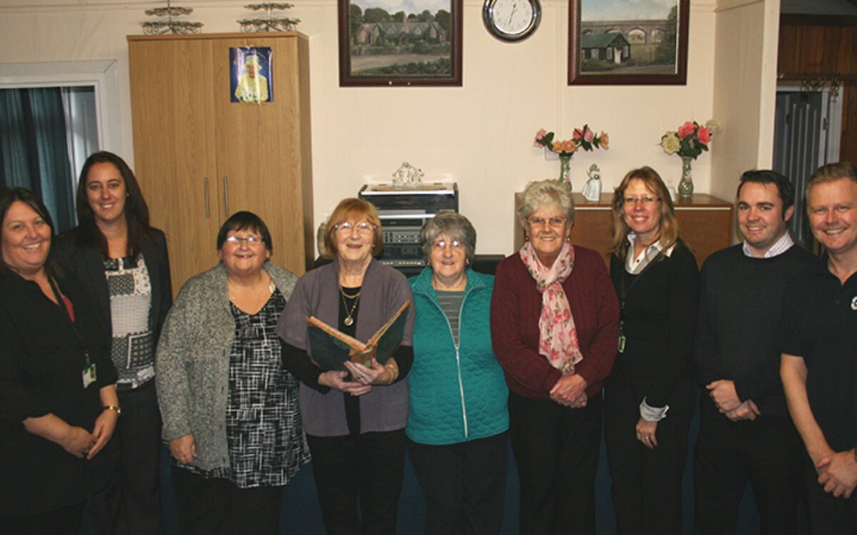 Melin yn helpu i ailwampio neuadd bensiynwyr leol