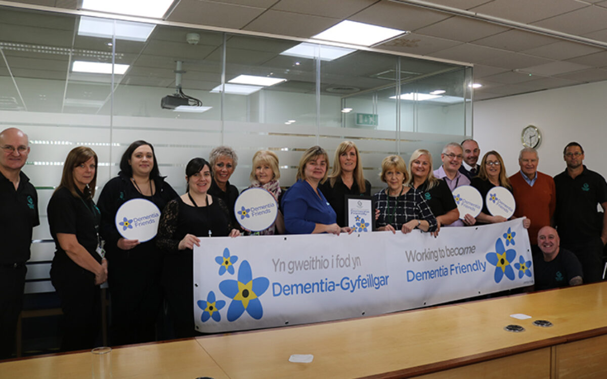 Mae Gofal a Thrwsio yn Deall Dementia