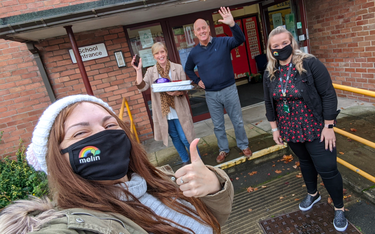Staff Melin, Georgina ac Emily, yn un o’n hysgolion partner