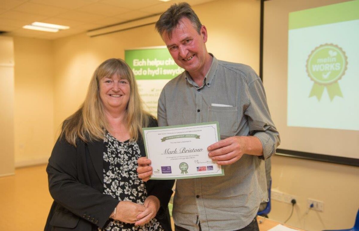 Melin Works yn helpu dyn o’r Fenni i gael hyd i waith