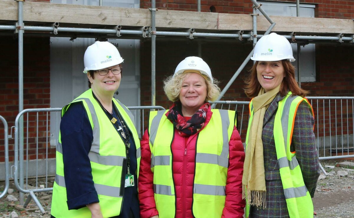 Paula Kennedy, Marc Thompson, Jane Mudd ar safle Tredegar Court