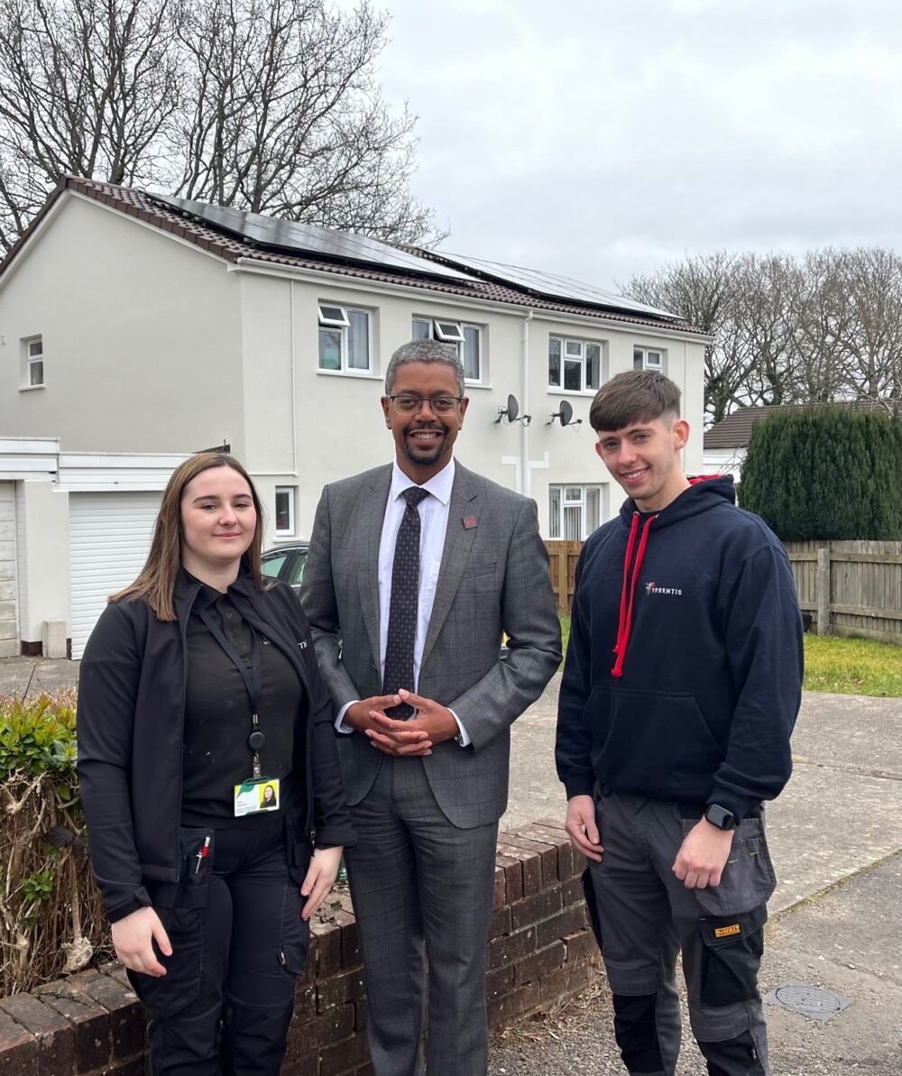 Vaughan Gething meets apprentices on site