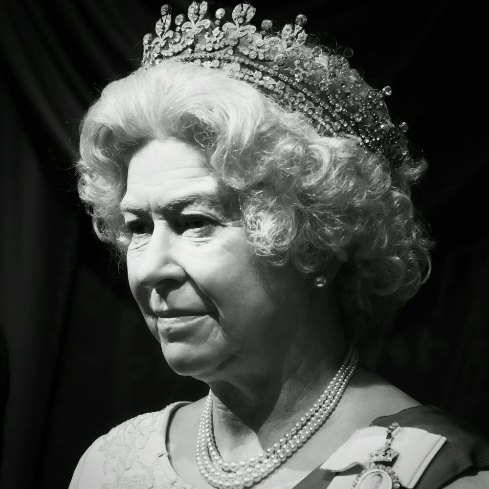 A photo of Queen Elizabeth II in black and white