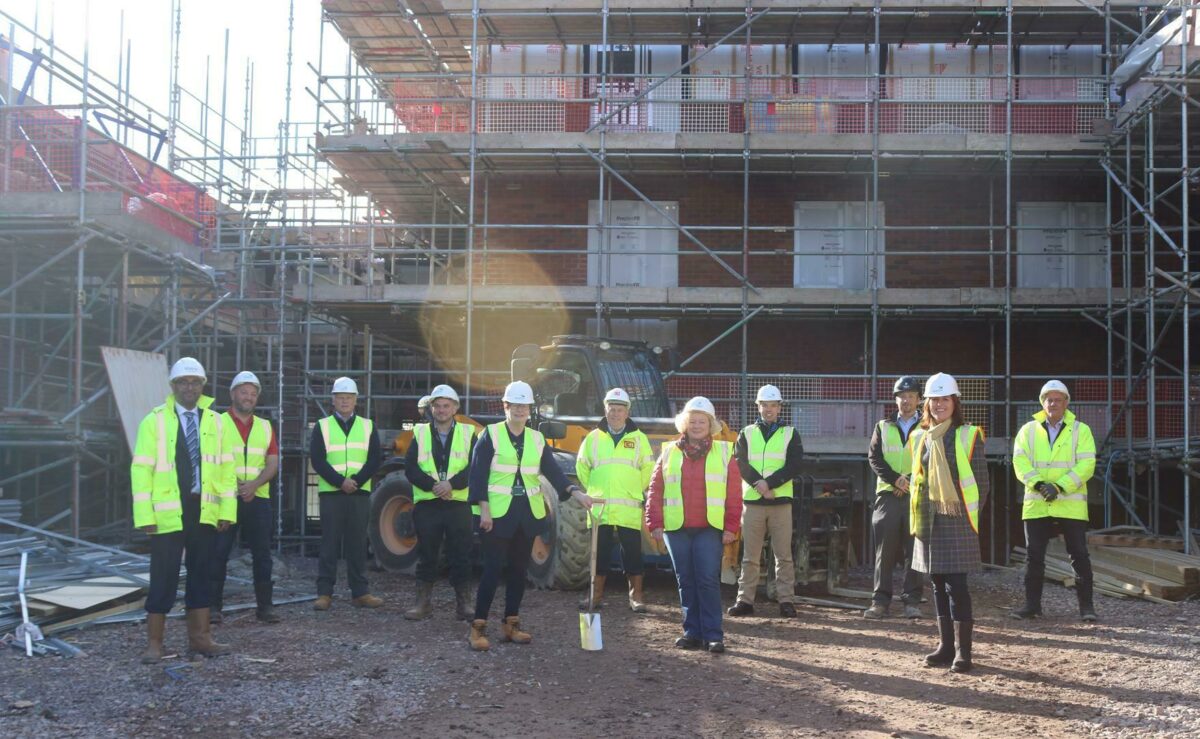 Paula Kennedy, Marc Thompson, Jane Mudd ac eraill ar safle Tredegar Court